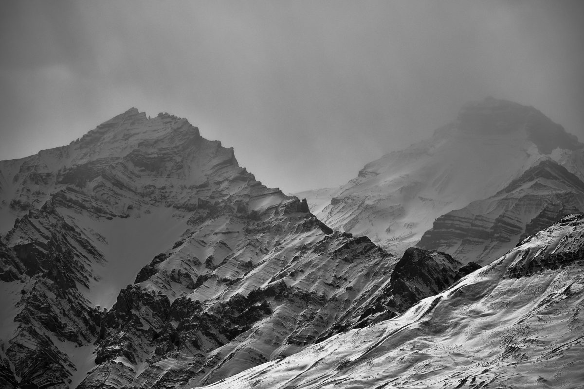 photo en noir et blanc de deux pics montagneux de l'Himalaya