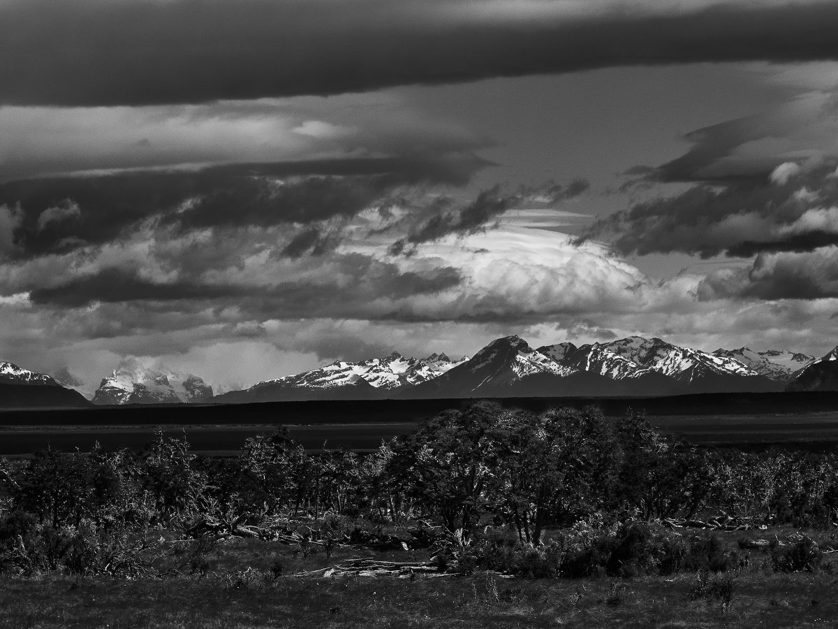 photo en noir et blanc de montagnes lointaines en patagonie