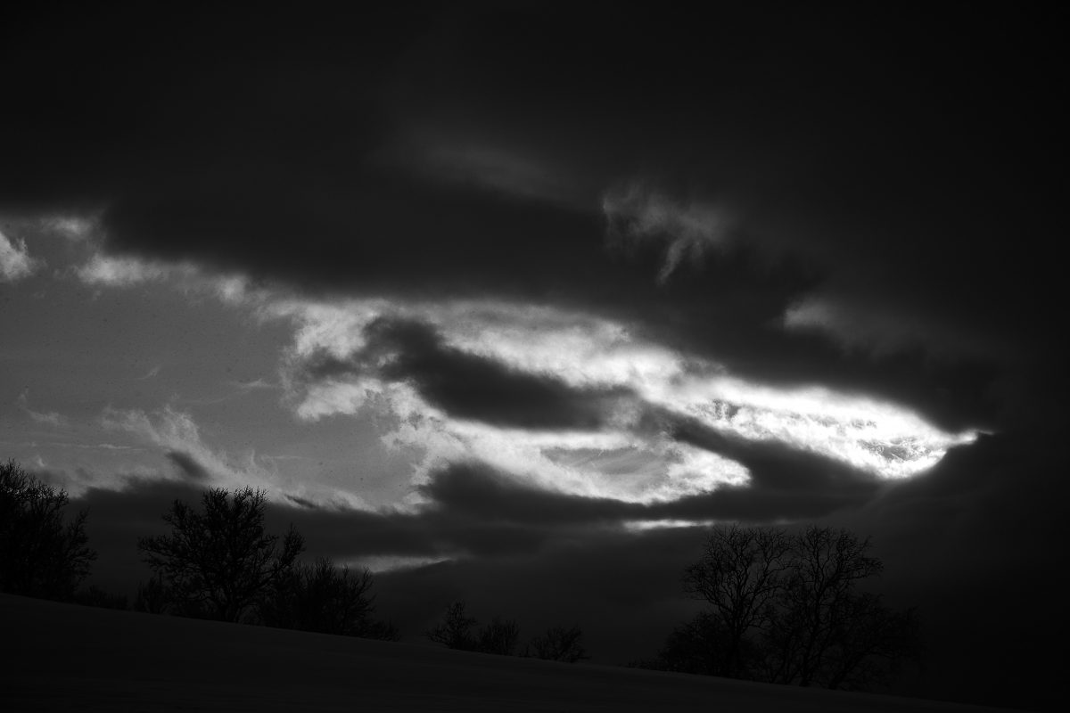 photo en noir et blanc d'un ciel ténébreux